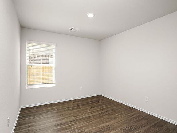 5th image of 3205 Yellow Rose Dr