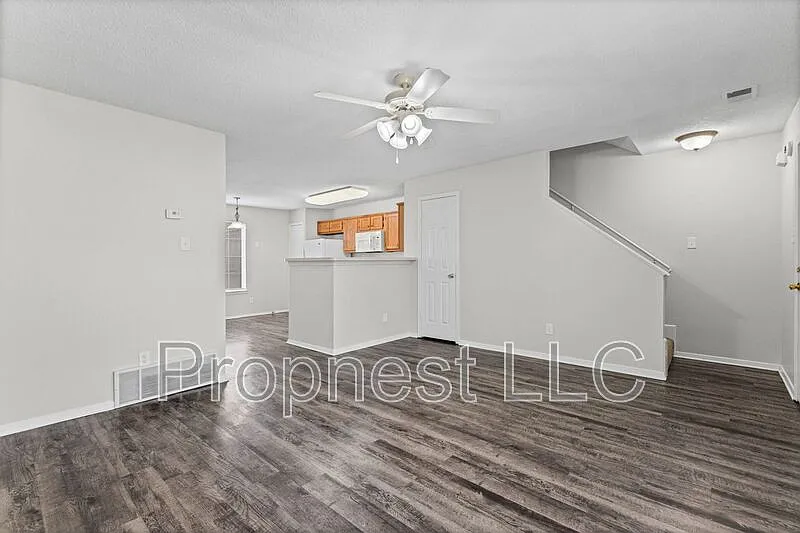 2 bed, 1.5 bath, 1066 sqft, $1,399 — Photo 2