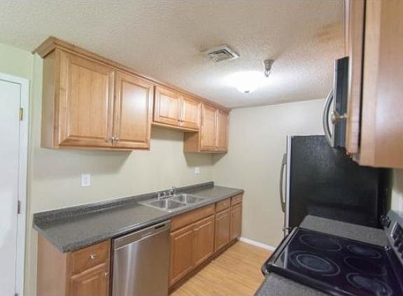 5th image of 215 Abbott Farm Ln