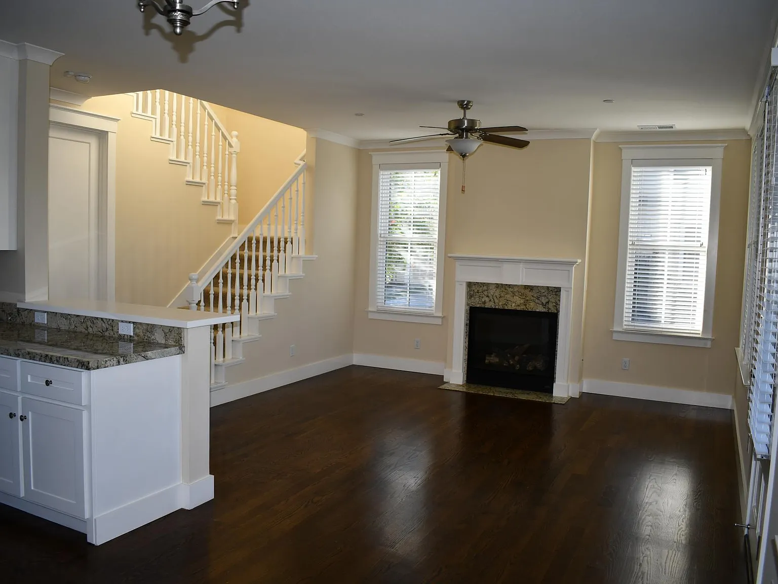 3 bed, 2.5 bath, 1300 sqft, $4,550 — Photo 3