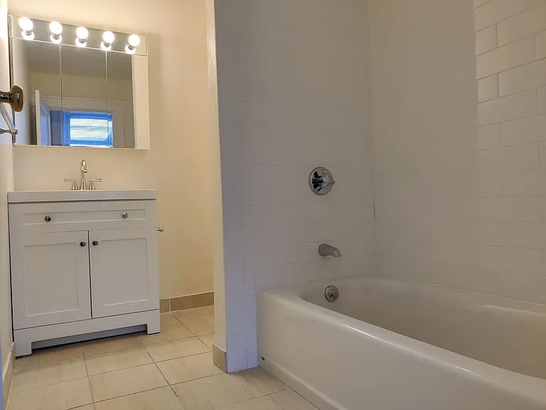 8 Barrows St #1E — Photo 12
