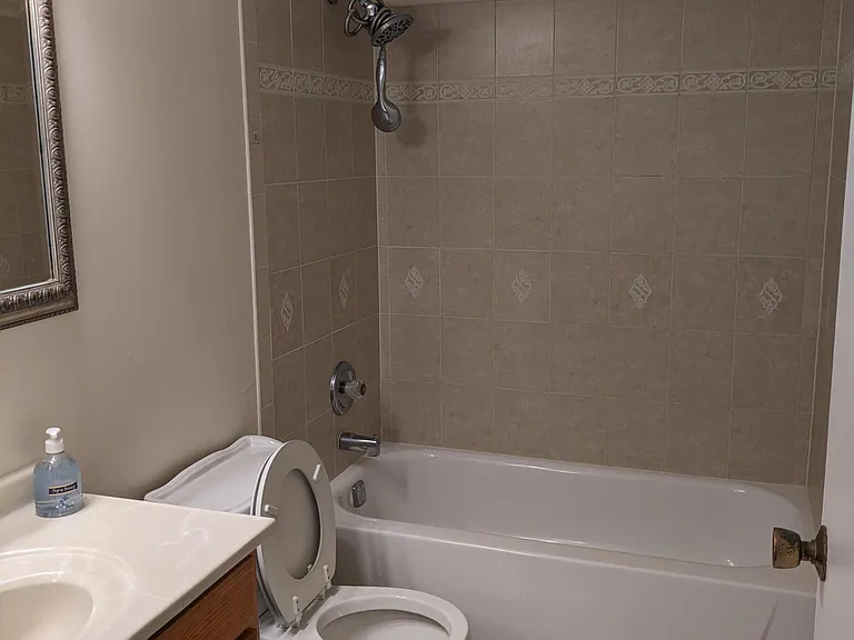 17W764 Standish Ln — Photo 18