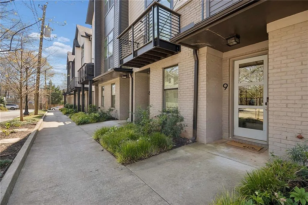 3 bed, 2.5 bath, 1657 sqft, $2,950 — Photo 2