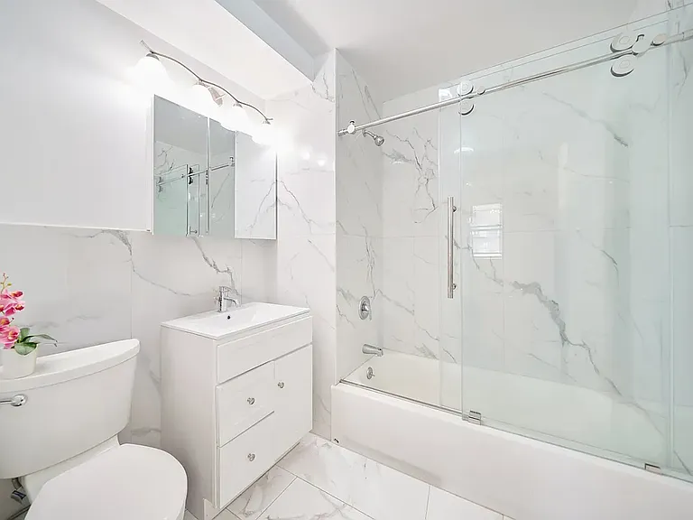 402 W 50th St #4R — Photo 5