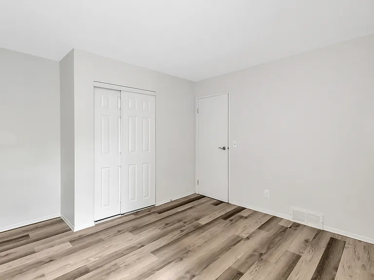 24 Taft Cres — Photo 15