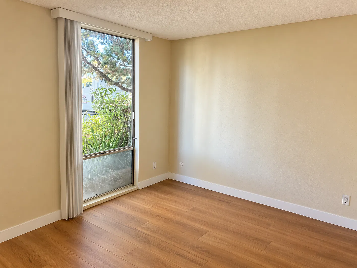 Spacious, Updated 1 Bedroom Apartment Private Patio, Parking & Great Location! — Photo 4