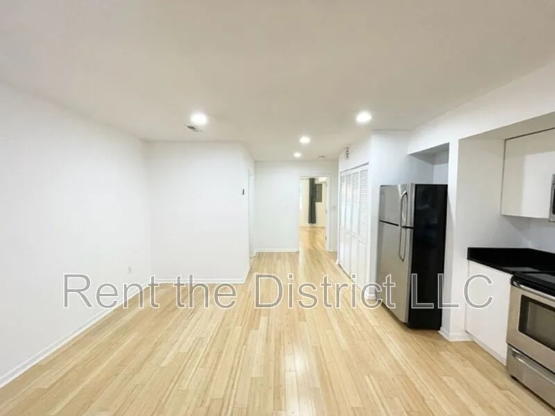 2 bed, 1.0 bath, 770 sqft, $1,900 — Photo 2