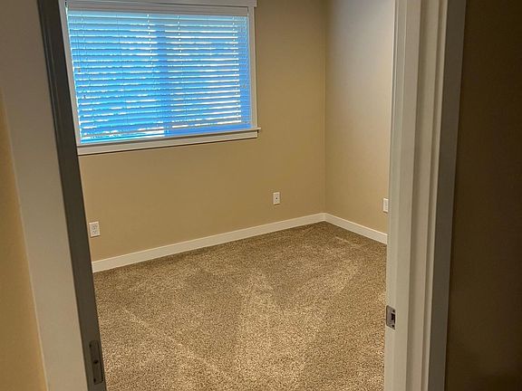 5th image of 102 D St SW Unit 4