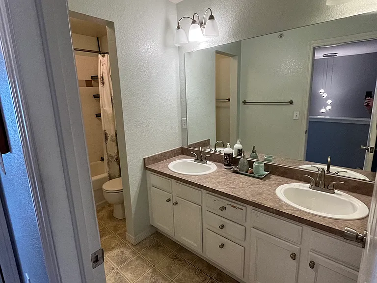 Full bathroom on the upper floor.