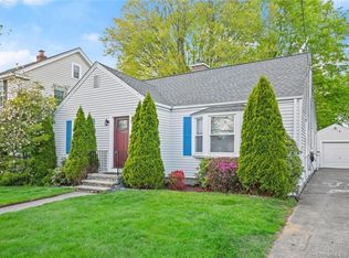 31 Berkeley Ter, Milford, CT 06460