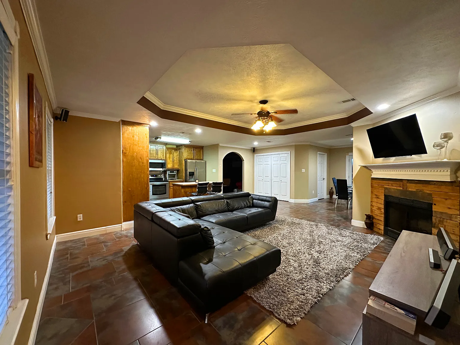 3 bed, 2000 sqft, $1,895 — Photo 2