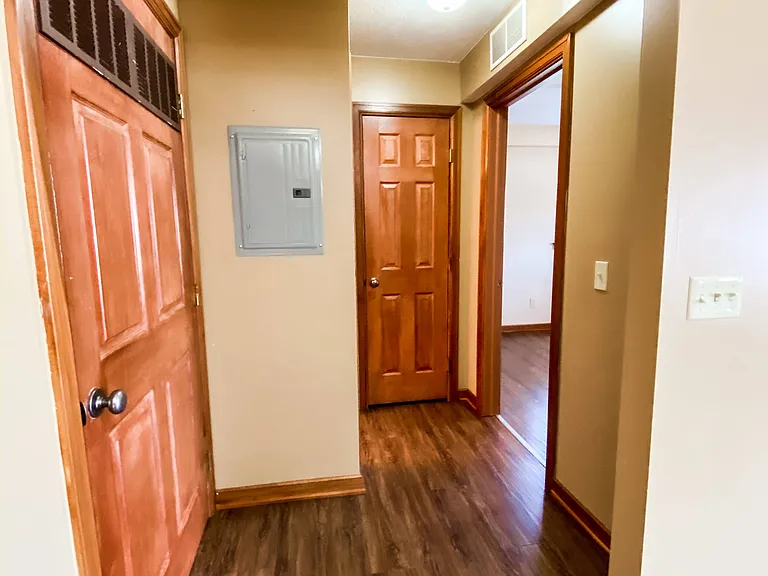 Hallwood Manor Apartments — Photo 5