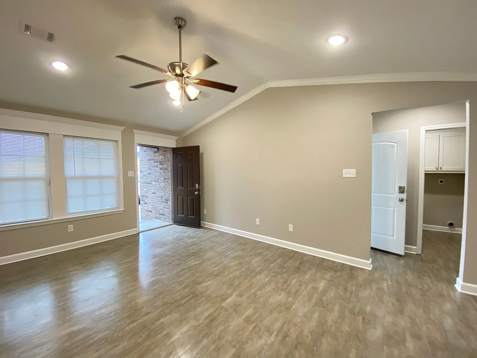 413 Sparrow Rd — Photo 2
