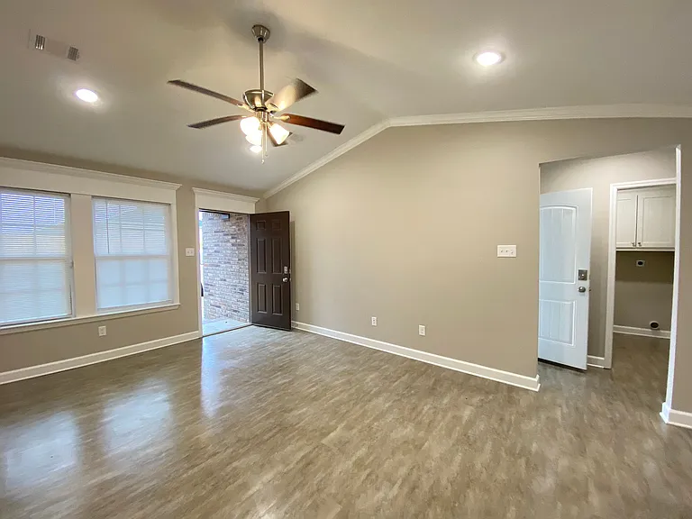 413 Sparrow Rd — Photo 3