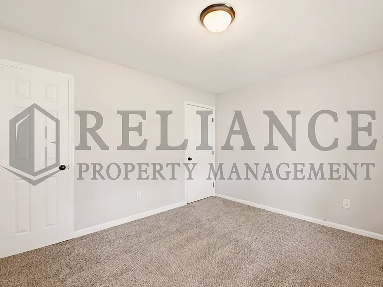 3123 W Douglas Ave — Photo 17