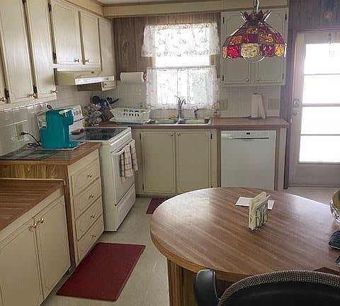 3rd image of 533 Ruth Cir