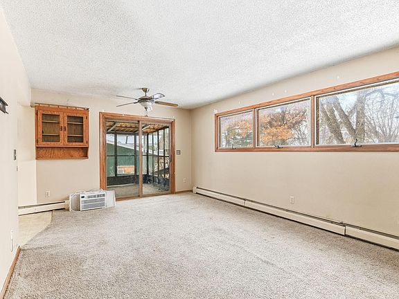 4th image of 916 Honeysuckle Ln