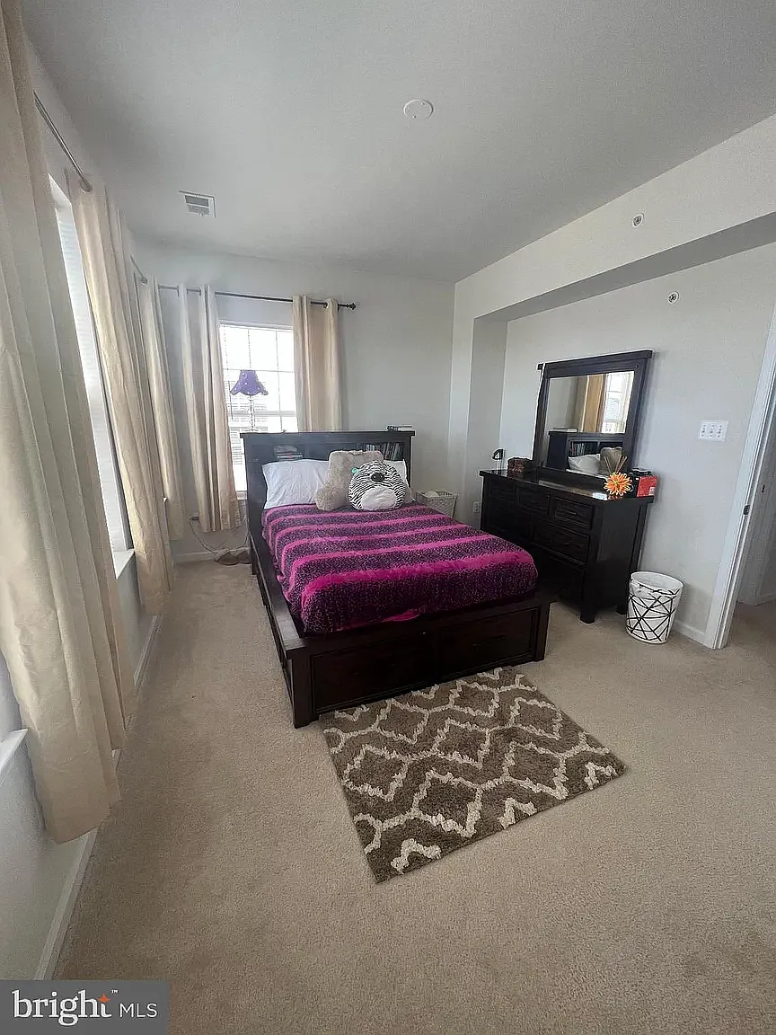 4 bed, 4.5 bath, $1,200 — Photo 1