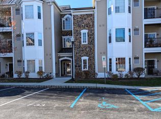 734 Creekside Dr, Brookhaven, PA