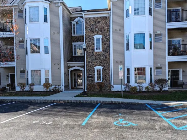 734 Creekside Dr, Brookhaven, PA 19015