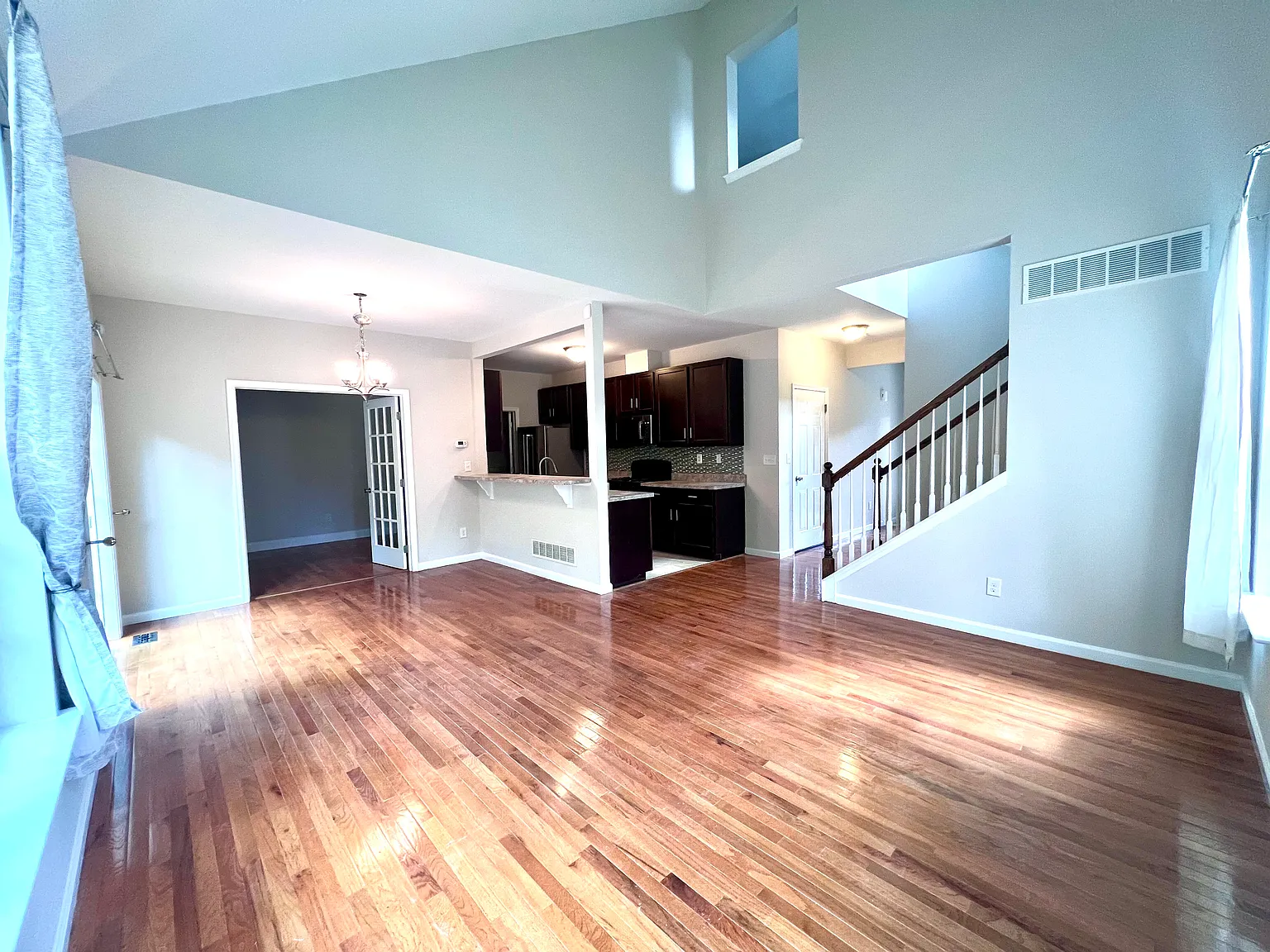 3 bed, 3.5 bath, 2250 sqft, $2,800 — Photo 3