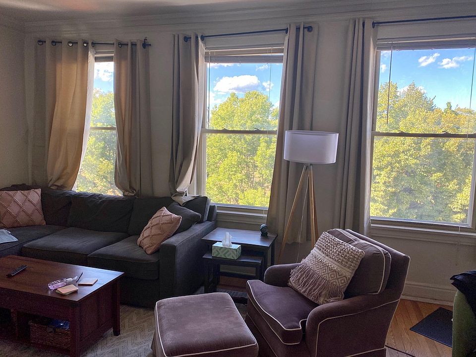 1st image of 2207 W Montrose Ave APT 3W