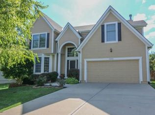 15212 S Blackfeather Dr, Olathe, KS 66062