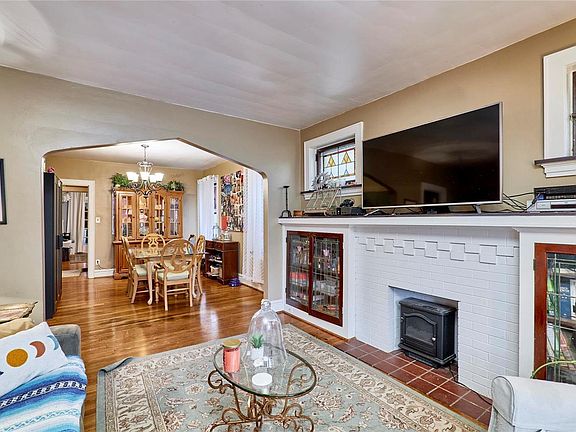 5th image of 5062 Winona Ave