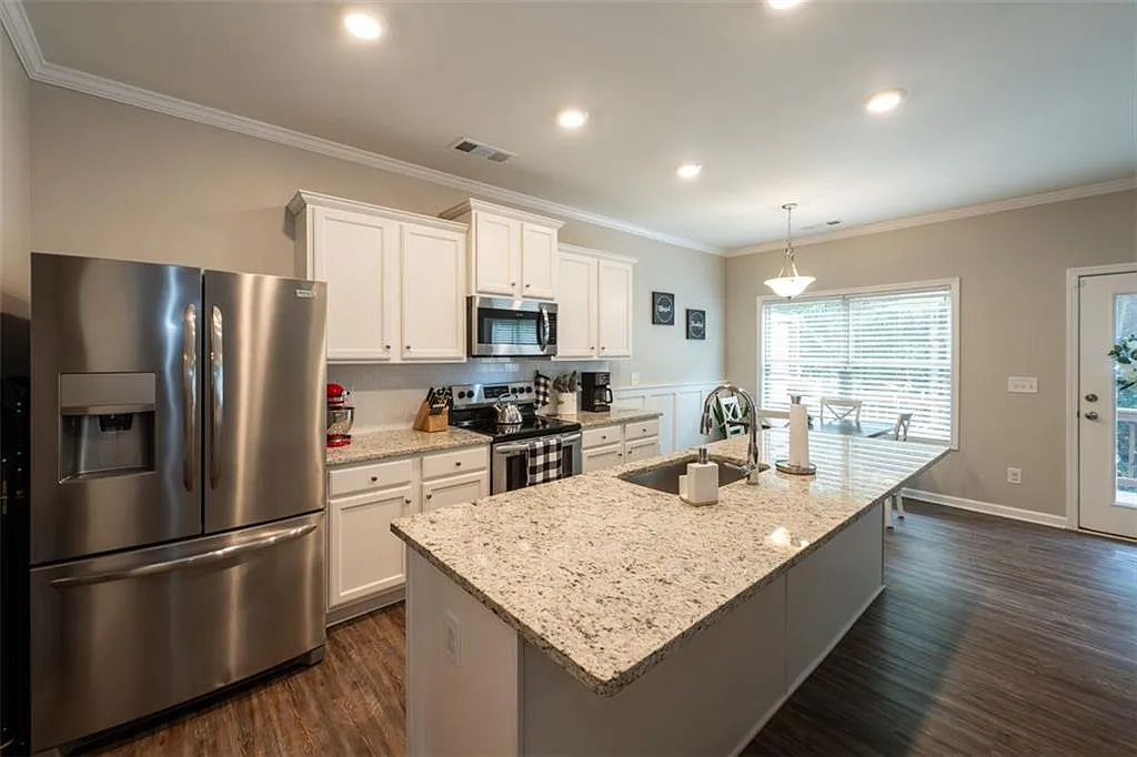 3 bed, 2.5 bath, 2641 sqft, $2,250 — Photo 4