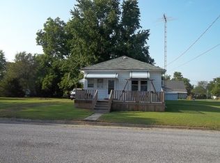 707 E John St, Christopher, IL 62822