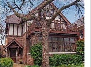 910 W Castlewood Ter, Chicago, IL 60640