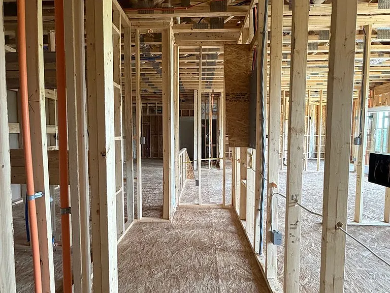300 Lindenhurst Dr — Photo 20