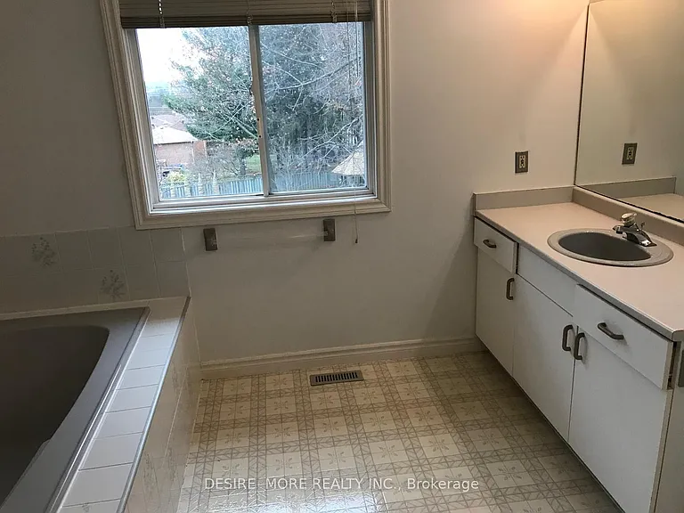 54 Mayfair Dr N #SE — Photo 30