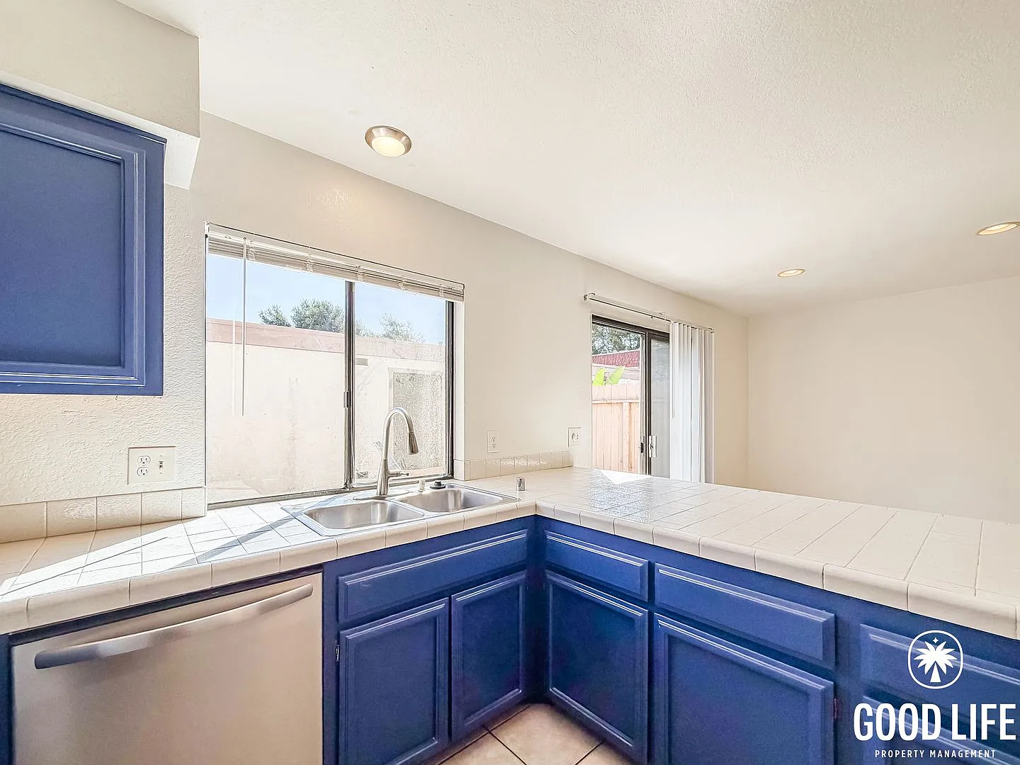 Sd: 3bd/2ba Two-Story Home In Carlsbad W/ Balcony, Private Patio & Community Pool! — Photo 4