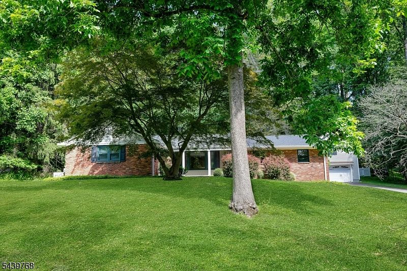 1st image of 29 Dogwood Dr
