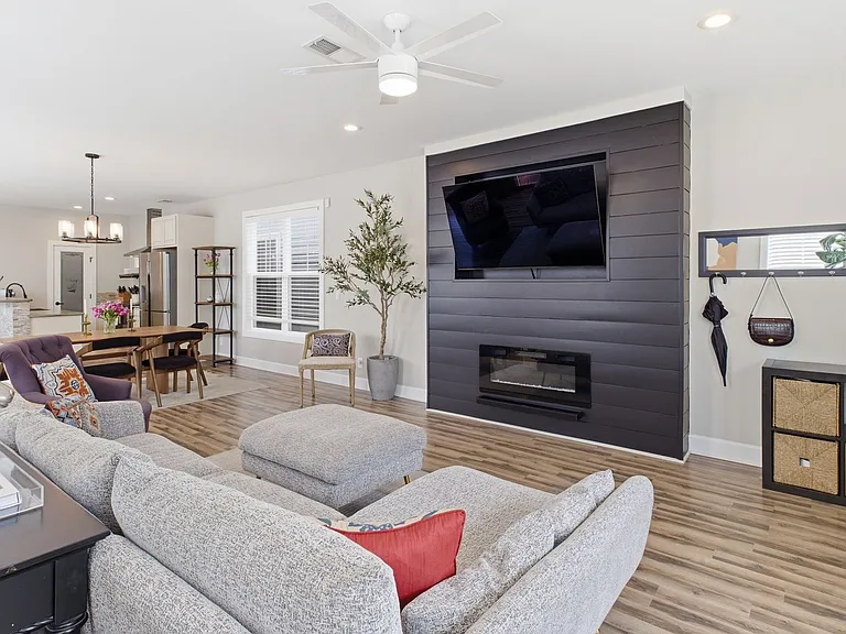 2140 Burns St — Photo 4
