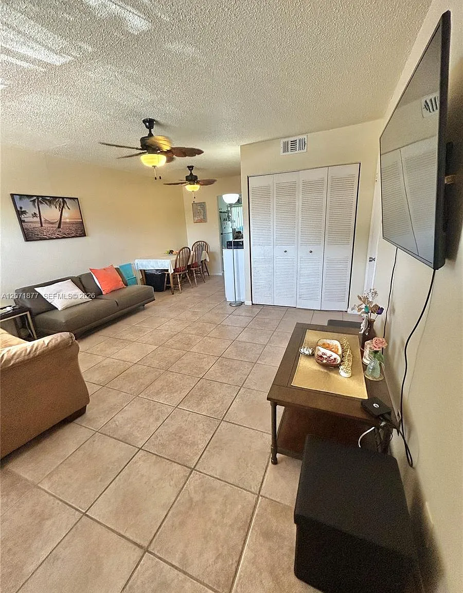 Oriole Gardens 6 Condo — Photo 2