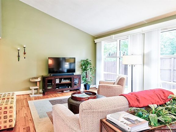 3rd image of 1451 Argyle Cres