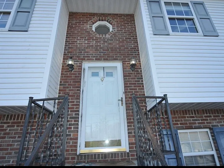 111 Phyllis Dr — Photo 1