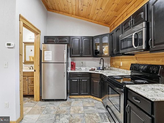 5th image of 18 Lakeside Village Ln