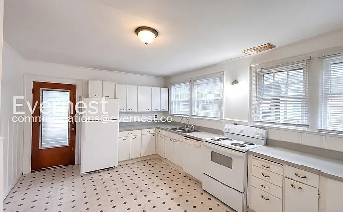 1125 Highland Dr — Photo 3