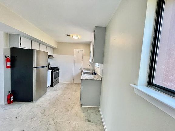 4th image of 1310 N Oaks Blvd