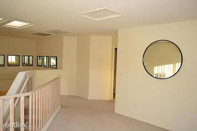 3 bed, 2.5 bath, 2422 sqft, $2,700 — Photo 4