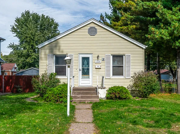 2228 W High St, Davenport, IA 52804