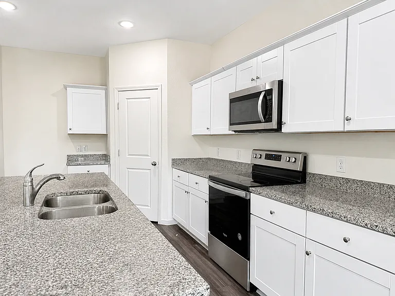 715 Wellington Dr — Photo 4