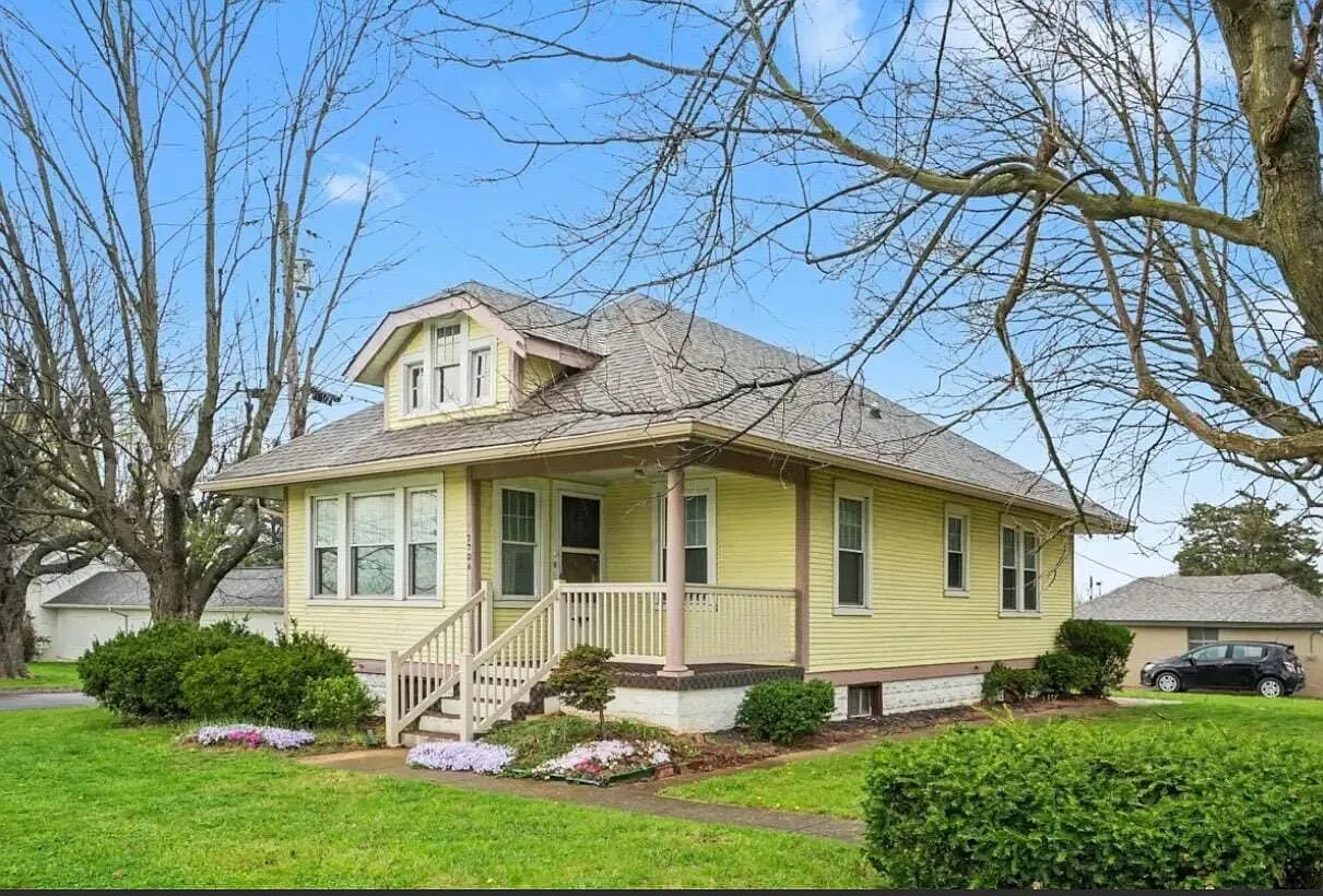 3 bed, 1.0 bath, 1698 sqft, $1,900 — Photo 1