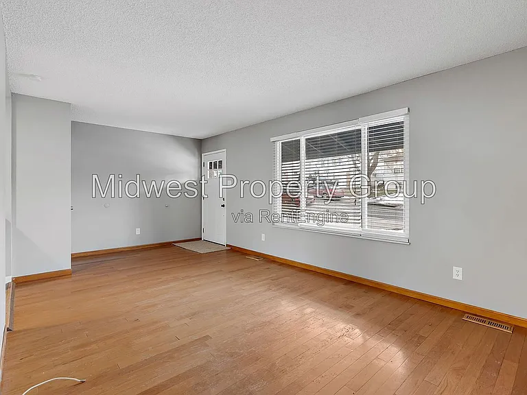 1128 Saratoga Dr — Photo 2