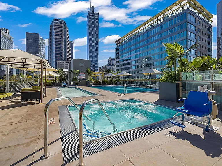 Skylux on Wilshire — Photo 37