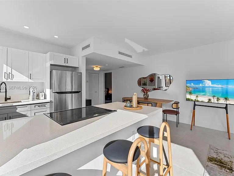 1144 SW 4th St #8 — Photo 5
