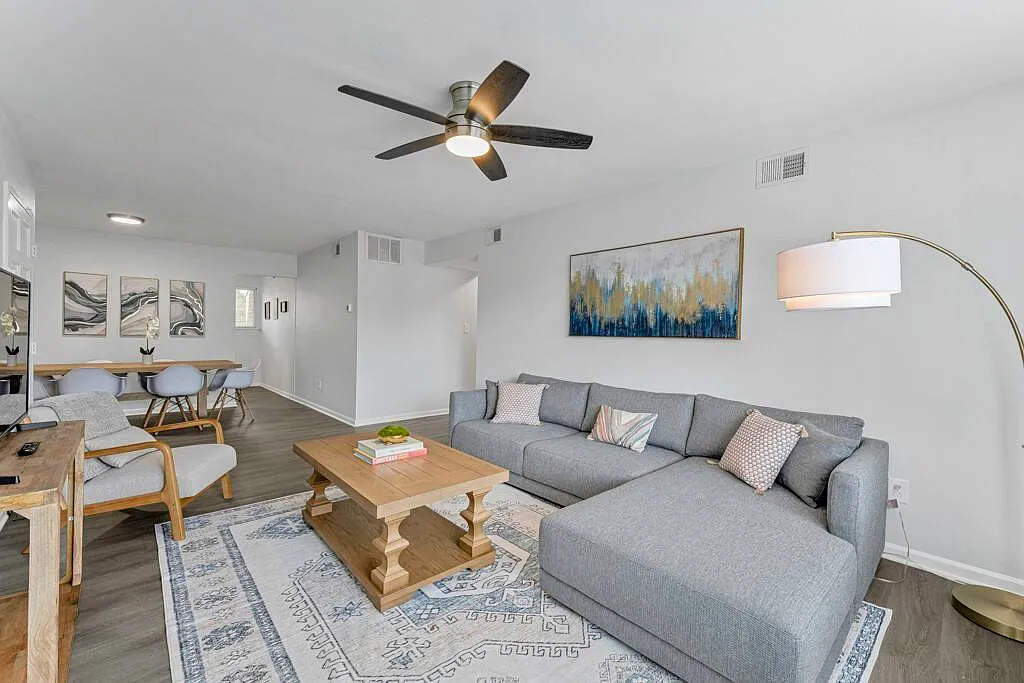 3 bed, 1085 sqft, $4,750 — Photo 2